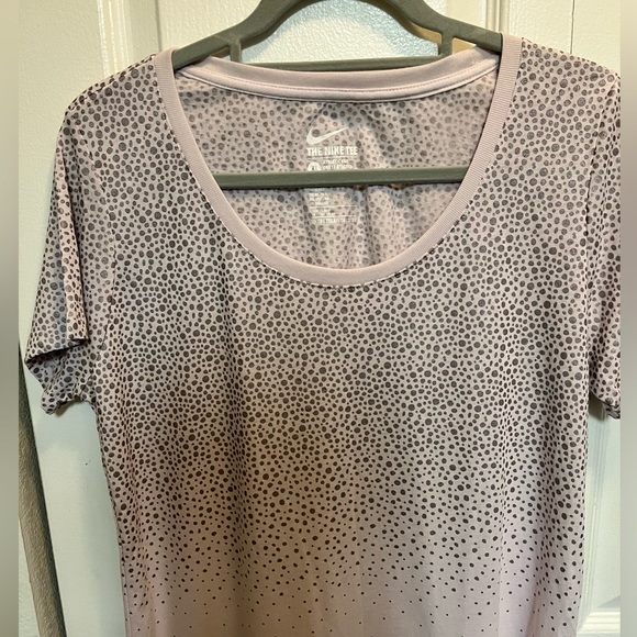 NIKE NWOT AUTHENTIC BLUSH PINK WITH GRAY DOTS & SCOOP NECK SHORT SLEEVES TEE - Picture 4 of 17